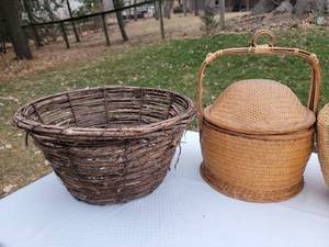lot 176 image: Large Baskets Grouping