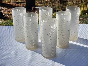 lot 75 image: Vintage Frosted Glasses