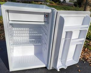 lot 62 image: Danbury White 4.3 Litre Compact Mini Refrigerator Freezer