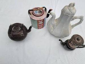 lot 44 image: Vintage Teapot Collection  lot of 4