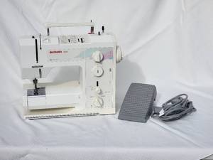 lot 94 image: Bernina 1001 Electrical Sewing Machine