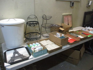 lot 32 image: Household Lot
