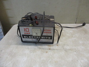 lot 44 image: 10 Amp 612 Volt Battery Charger. Works.