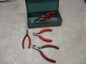 lot 45 image: (8) Mini Side Cutters and Pliers in case.