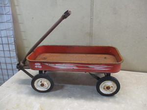 lot 57 image: Vintage MTD 410 Red Wagon