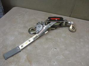 lot 62 image: 1 Ton Cable Hoist. Like new