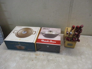 lot 66 image: 2 New Parini Dutch ovens and a knife set