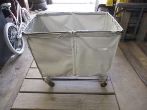 lot 70 image: Rolling Laundry Cart