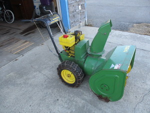 lot 71 image: John Deere Model 524 Snowblower