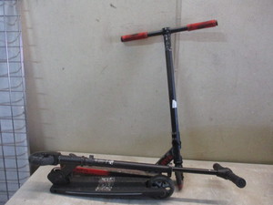 lot 90 image: 2 Scooters
