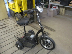 lot 109 image: 3 Wheel Battery Scooter