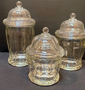 lot 522 image: Set of Three Antique General Mercantile Store Candy Jars