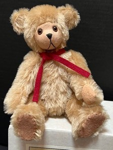 lot 537 image: Maggie Iacono Artisan Created Teddy Bear Peter