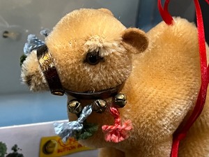 lot 542 image: Steiff Limited Edition Dromedary Ornament 667138