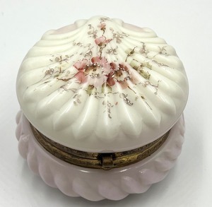 lot 541B image: Wave Crest Shell Vanity Jar - Wave Crest C.F. Monroe Co Shell Vanity Jar