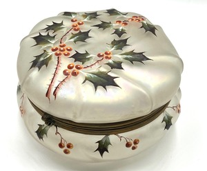 lot 526A image: Antique Large Wave Crest Holly Box