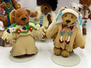 lot 604 image: Collection of Five Artisan Miniature Bears by Kathy LacQuay