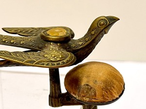 lot 606 image: Antique Victorian Bird Shaped Sewing Clamp