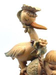 lot 660 image: Anri Sweet Arrival Carved Figurine