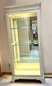 lot 627A image: Lighted Display Cabinet
