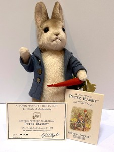 lot 643 image: R. John Wright Peter Rabbit Figurine