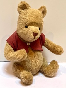 lot 640 image: R. John Wright Classic Pooh Figurine