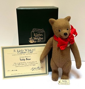 lot 638 image: R. John Wright Teddy Bear 1997 Club Exclusive