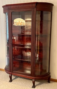 lot 504A image: Beautiful Vintage Curved Glass Curio Cabinet