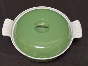 lot 674 image: Vintage Enamel Cast Iron Covered Cookware Piece