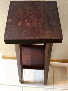 lot 723 image: Vintage Arts and Crafts Style Wooden Plant Stand