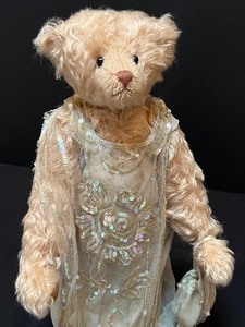 lot 758 image: Artisan Bear by Muriel