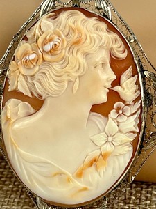 lot 748 image: Beautiful Vintage Cameo