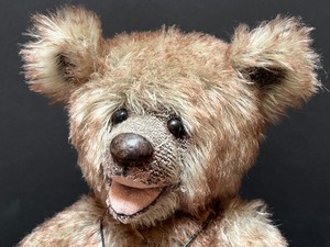 lot 687 image: Artisan Bear by Sue Ann Holcomb