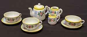 lot 701 image: Vintage Childrens Tea Set
