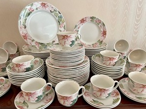 lot 778 image: Johnson Brothers Katherine Dish Set