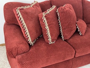 lot 774 image: Beautiful Upholstered Pearson Sofa