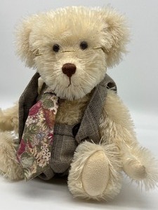 lot 792 image: Linda Mueller Teddy Bear