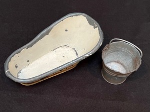 lot 849 image: Vintage Metal Doll Bathtub and Bucket