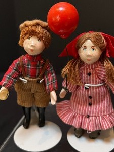 lot 839 image: Pair of Petite Artisan Dolls