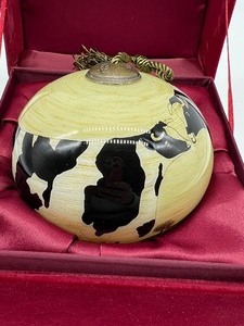 lot 835 image: NeQwa Art Reverse Painted Ornament