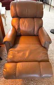 lot 806 image: Leather Tan La-Z-Boy Recliner