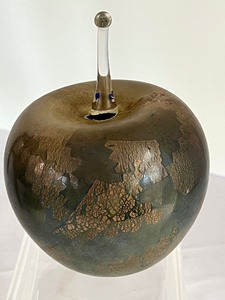 lot 803 image: Art Glass Apple Figurine
