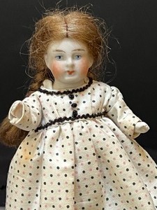 lot 864 image: Vintage Miniature German Doll 296