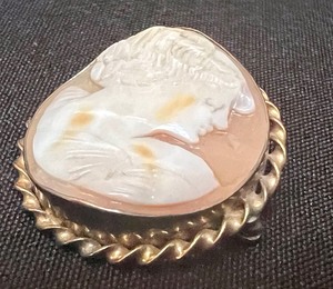 lot 869 image: Vintage Cameo Brooch
