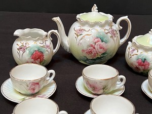 lot 870 image: Vintage Childrens Tea Set