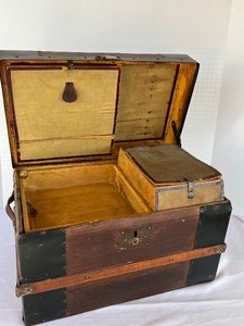 lot 879 image: Vintage Doll Trunk