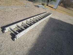lot 34 image: 30 Alum Extension Ladder