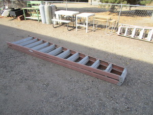 lot 36 image: 12 Fiberglass Step Ladder