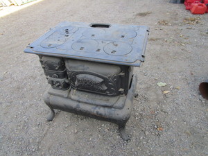 lot 48 image: Cast Iron Wood Stove