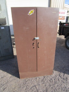 lot 51 image: Shop Cabinet 36x19x66